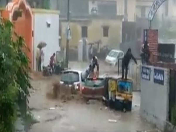 VIDEO: बाढ़ में कागज की कश्ती की तरफ बह गई सड़क पर खड़ी कार, अंदर बैठे युवकों ने ऐसे बचाई जान VIDEO: बाढ़ में कागज की कश्ती की तरफ बह गई सड़क पर खड़ी कार, अंदर बैठे युवकों ने ऐसे बचाई जान