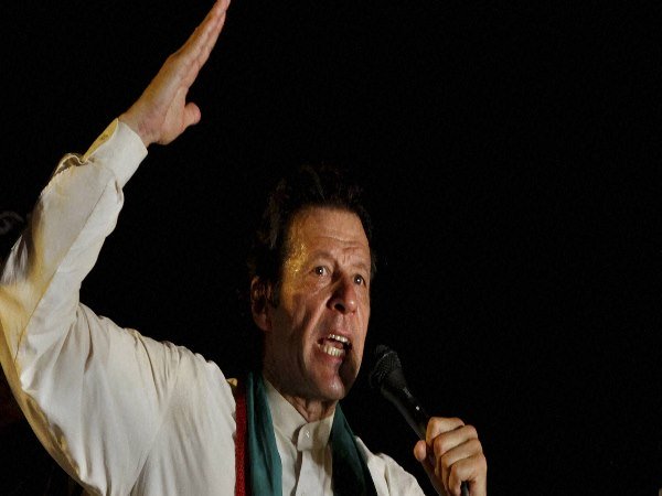 बुशरा की हर बात मानते हैं इमरान खान... 