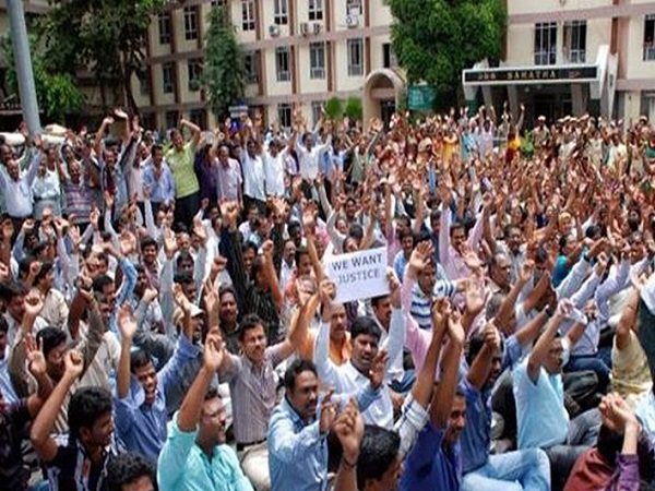 सरकार ने नाराज हुए कर्मचारी सरकार ने नाराज हुए कर्मचारी