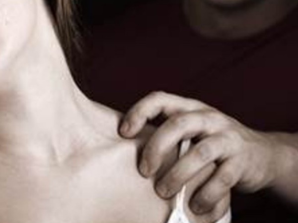 पत्नी भी बराबर में बैठी थी