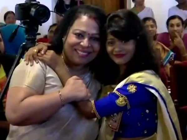 फैशन शो में हनान ने किया रैंपवॉक