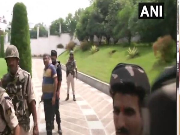 वीआईपी गेट पर सुरक्षाबलों से उलझा मुर्फास वीआईपी गेट पर सुरक्षाबलों से उलझा मुर्फास