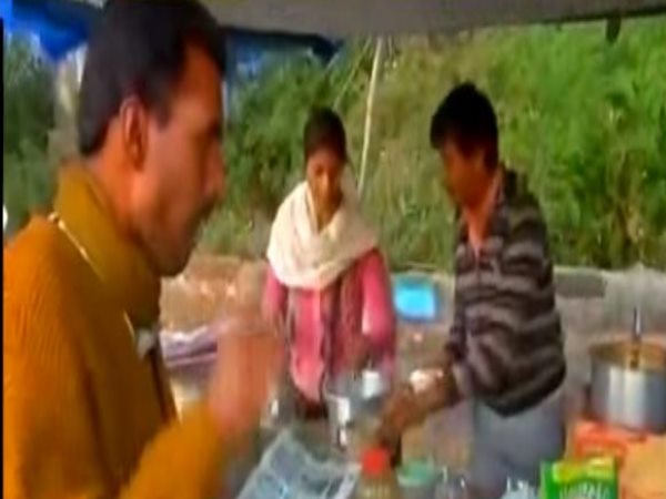 बेट-बेटी को सिखा रही हैं कराटे बेट-बेटी को सिखा रही हैं कराटे