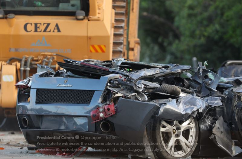 फिलिपींस: दुतेर्ते ने चलवाया लक्जरी गाड़ियो पर बुल्डोजर फिलिपींस: दुतेर्ते ने चलवाया लक्जरी गाड़ियो पर बुल्डोजर