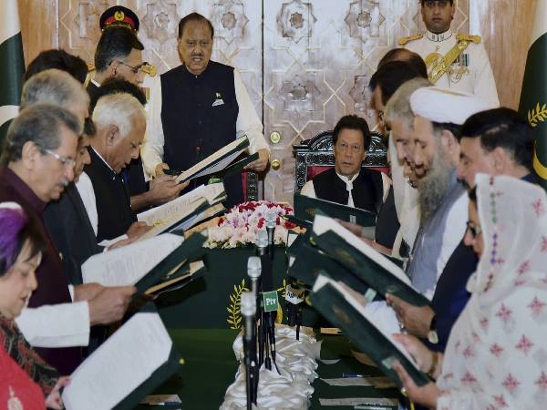 इमरान खान का आदेश: VVIP कारें होंगी नीलाम इमरान खान का आदेश: VVIP कारें होंगी नीलाम