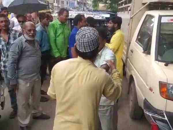 यूपी के वाराणसी में 10 रुपये के लिए बीच सड़क पर चले लात घुंसे, मजे ले रहे थे लोग यूपी के वाराणसी में 10 रुपये के लिए बीच सड़क पर चले लात घुंसे, मजे ले रहे थे लोग