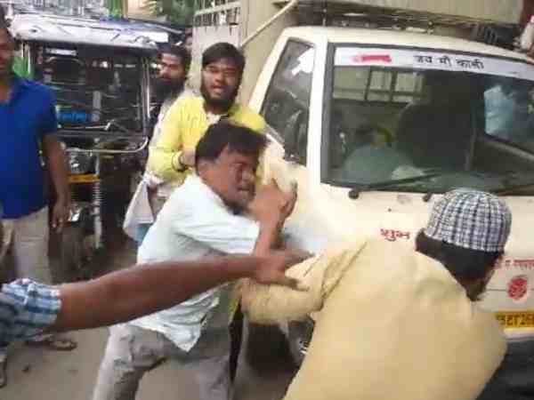 यूपी के वाराणसी में 10 रुपये के लिए बीच सड़क पर चले लात घुंसे, मजे ले रहे थे लोग यूपी के वाराणसी में 10 रुपये के लिए बीच सड़क पर चले लात घुंसे, मजे ले रहे थे लोग