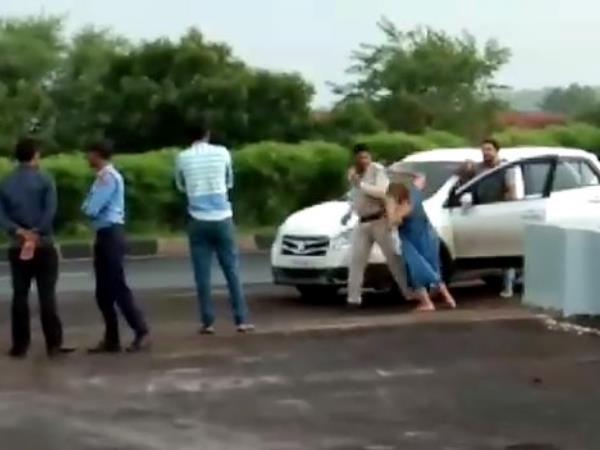 गाड़ी में पी रहे थे शराब