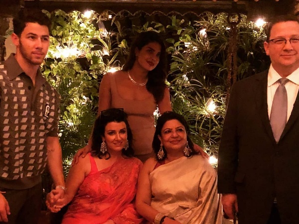 रोका के बाद दोस्तों को दी थी पार्टी