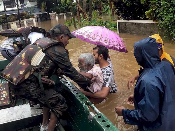 केरल के लिए बढ़ रहे मदद के हाथ