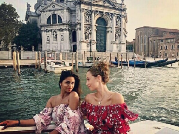 वेनिस में कर रहीं मस्ती