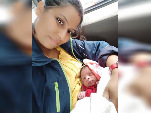 SI के अनुरोध के बाद भी किसी ने बच्ची को नहीं पिलाया दूध 