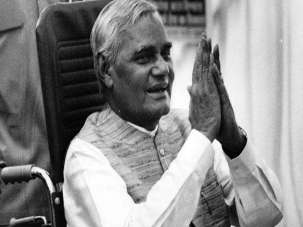  हे प्रभु! मुझे इतनी ऊंचाई कभी मत देना। गैरों को गले ना लगा सकूं, इतनी रुखाई कभी मत देना”