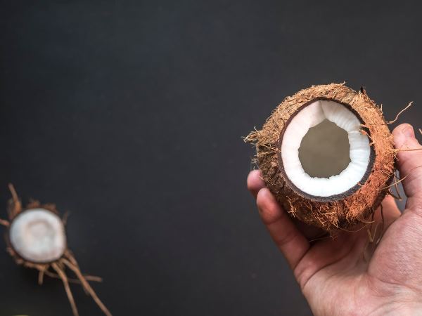 नारियल तेल में सैचूरेटेड फैट की मात्रा अधिक नारियल तेल में सैचूरेटेड फैट की मात्रा अधिक