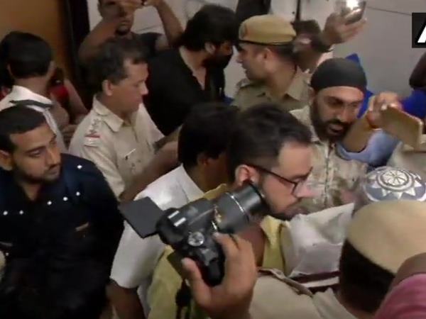 पिस्तौल में थे 6 जिंदा कारतूस 