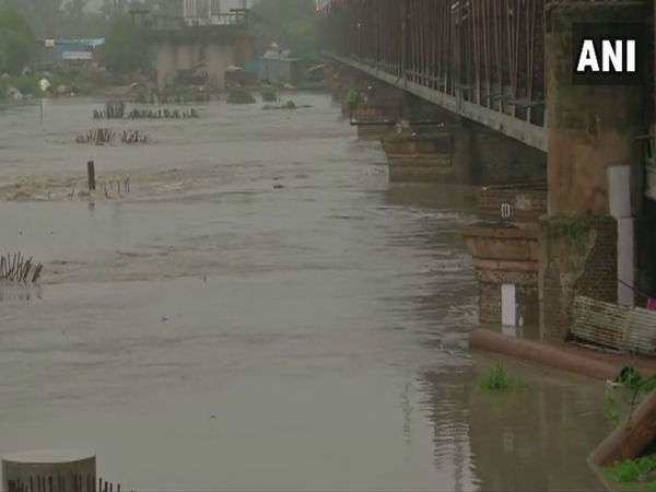 बारिश ने दिल्ली में आफत पैदा कर दी थी... बारिश ने दिल्ली में आफत पैदा कर दी थी...