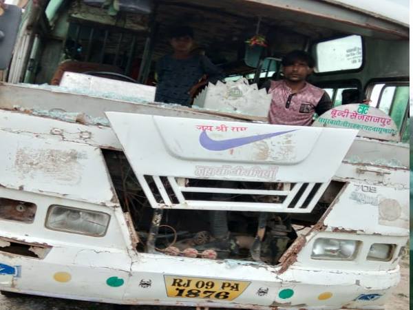 ट्रक स्टैंड पर 2 हजार लोग हुए इकट्ठा ट्रक स्टैंड पर 2 हजार लोग हुए इकट्ठा