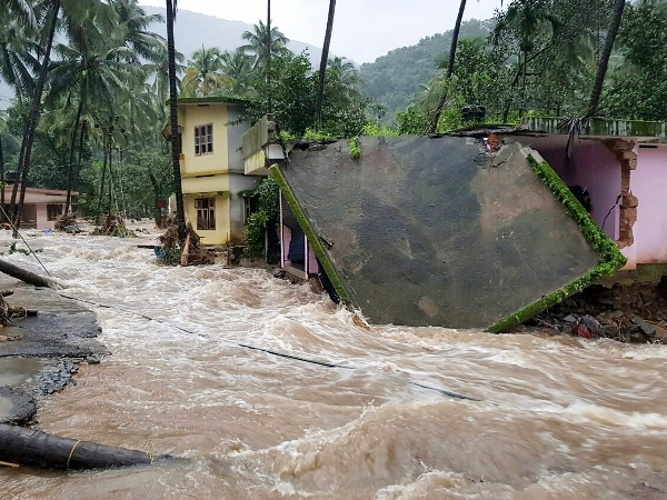 बाढ़ में लुट गया सबकुछ