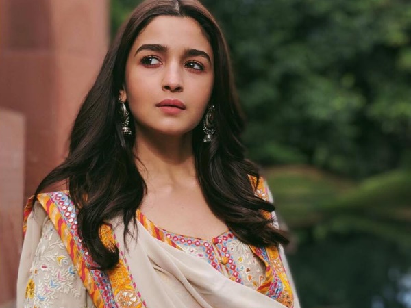 भारत में वोट नहीं दे सकतीं आलिया