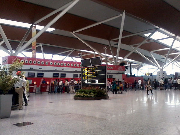 'हैंडबैग में बुलेट्स तक ले आते हैं यात्री'