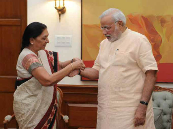 पीएम मोदी और आनंदीबेन पटेल 