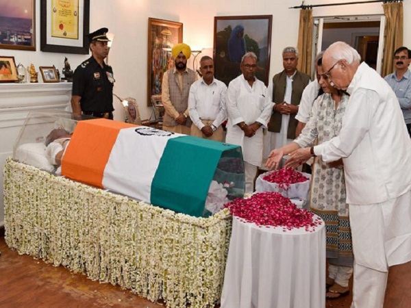 आडवाणी के पास अटल की बहुत सी यादें