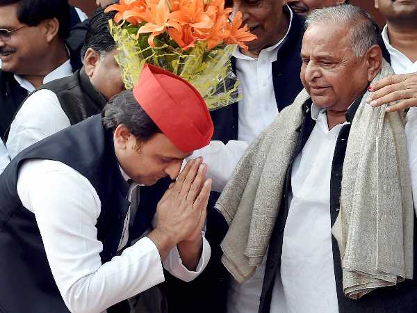 क्या अखिलेश और सपा के साथ हैं मुलायम?
