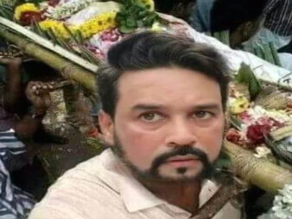 anurag thakur seeing busy on taking selfie while the Funeral of atal bihari vajpayee
