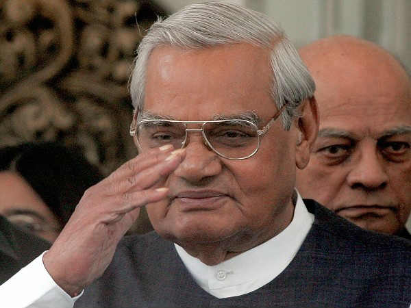 अचानक किया वाजपेयी ने शरीफ को फोन 