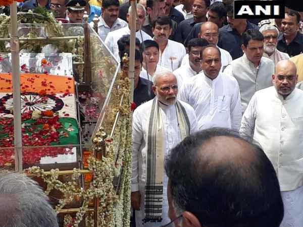 अंतिम यात्रा के दौरान बीजेपी मुख्यालय से पैदल चलते हुए स्मृति स्थल पहुंचे पीएम मोदी