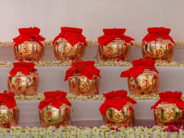 गोमती नदी में अस्थि विसर्जन के दौरान दिखा नजारा गोमती नदी में अस्थि विसर्जन के दौरान दिखा नजारा