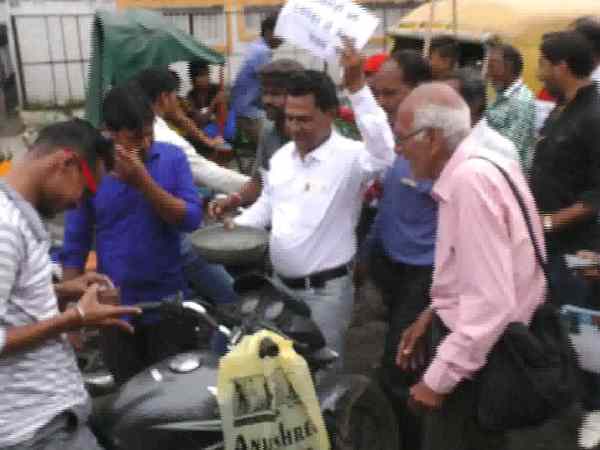 People have begun to beg for road construction in jabalpur People have begun to beg for road construction in jabalpur
