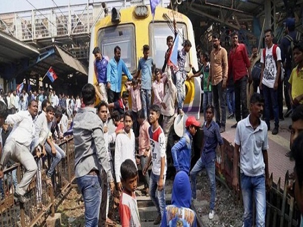 नक्सलियों से संबंध के आरोप में वामपंथियों की गिरफ्तारी