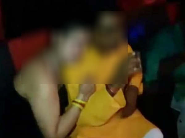 वोट अपने पक्ष में लेने के लिए अय्याशी का पूरा इंतजाम