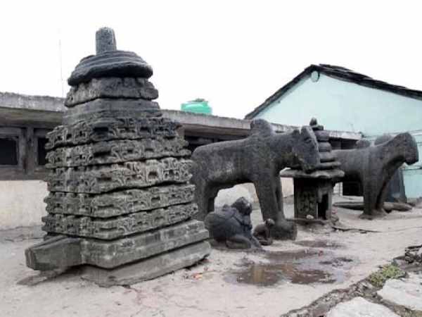 बिजली गिरने से शिवलिंग हो जाचा है चकनाचूर बिजली गिरने से शिवलिंग हो जाचा है चकनाचूर