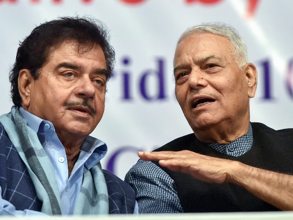 पीएम मोदी देश से जुड़े सभी फैसले खुद ही लेते हैं