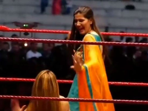 सपना चौधरी और राखी सावंत ने WWE रिंग में लगाये ठुमके सपना चौधरी और राखी सावंत ने WWE रिंग में लगाये ठुमके