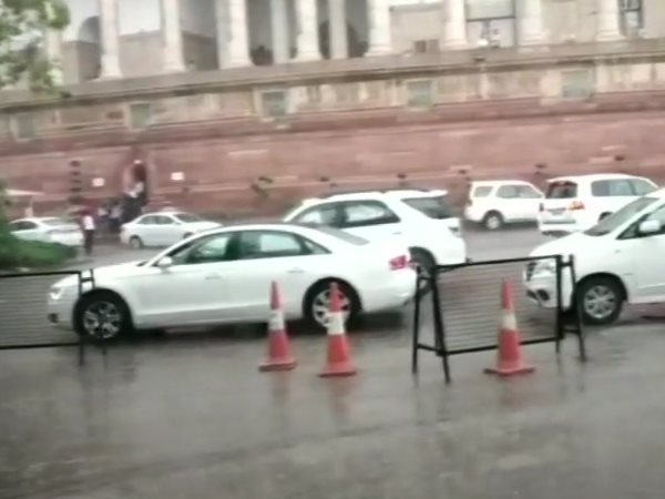 weather Rain lashes parts of Delhi ncr 