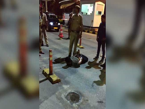 delhi: man hijacks cab and tries to enter igi airport, cisf stopped him delhi: man hijacks cab and tries to enter igi airport, cisf stopped him
