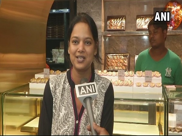 लोगों को काफी पसंद आ रही है मिठाई लोगों को काफी पसंद आ रही है मिठाई