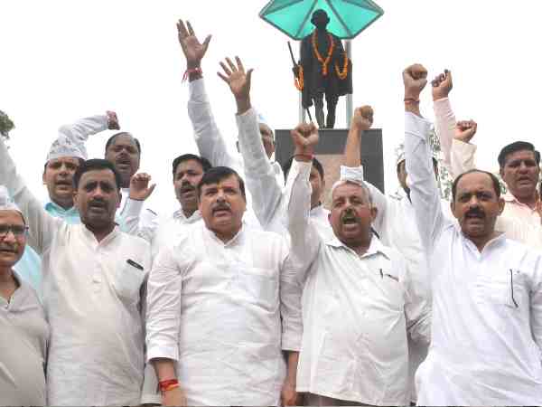 प्रशासन की रोक के बावजूद निकली आम आदमी पार्टी की जन अधिकार पदयात्रा प्रशासन की रोक के बावजूद निकली आम आदमी पार्टी की जन अधिकार पदयात्रा