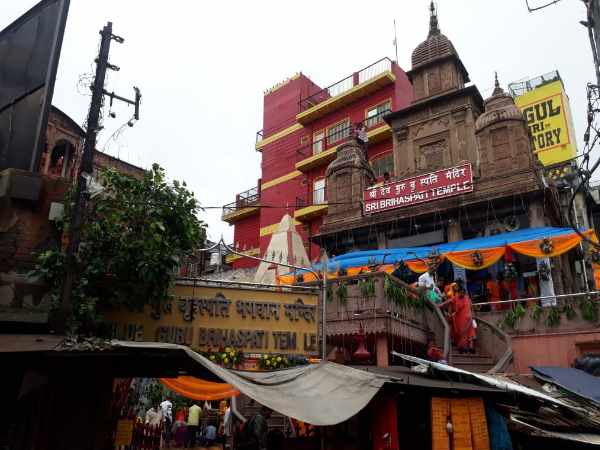 हल्दी और पीला चंदन लगाते हैं भक्त हल्दी और पीला चंदन लगाते हैं भक्त