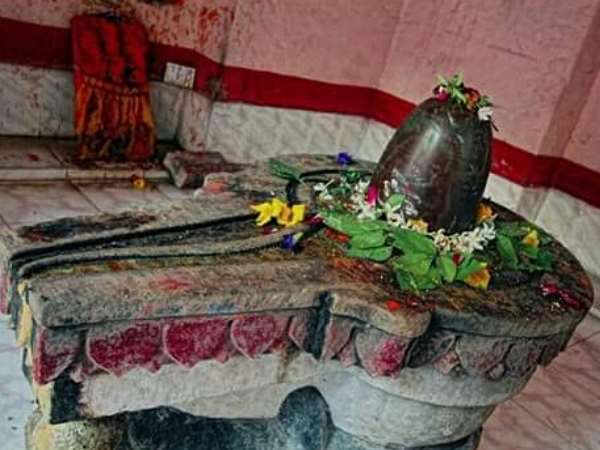 रंग बदलता है शिवलिंग