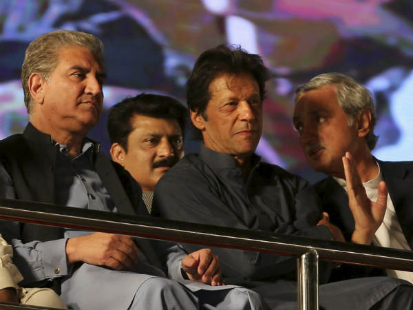 जरूरी बहुमत की तलाश करते इमरान जरूरी बहुमत की तलाश करते इमरान