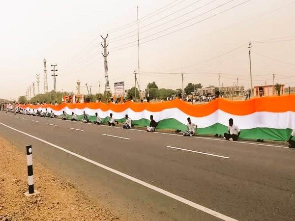 सीमा से लगे शहरों के लोगों ने लिया हिस्सा