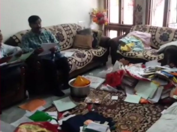 मिली लग्जरी गाड़ियां