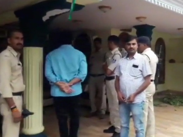 कई बार सस्पेंड हो चुका है असलम खान