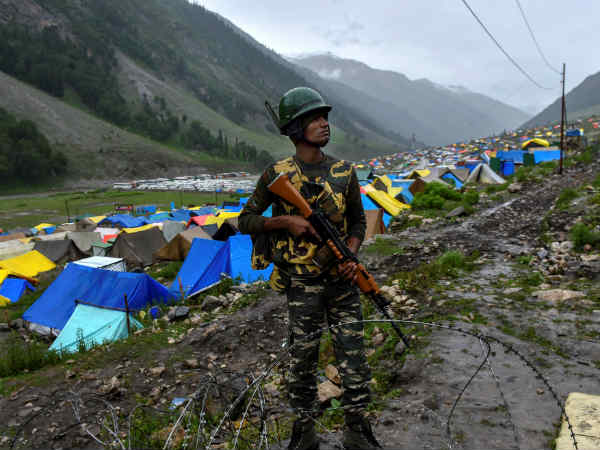 एक दिन के लिए रोकी गई अमरनाथ यात्रा एक दिन के लिए रोकी गई अमरनाथ यात्रा