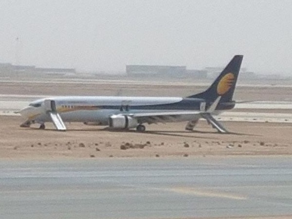 दो पायलटों का लाइसेंस निलंबित