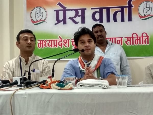 कांग्रेस ने एक प्रेस कॉन्फ्रेंस में नूरी को मंच से हटाया